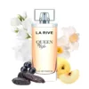 Parfum LA RIVE QUEEN avec fleurs blanches, baies noires, graines brunes et demi-pêche, flacon transparent avec dégradé pêche.