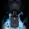 Flacon de parfum noir "Yes I Am The King" entouré de flammes bleues, avec une image de lion en arrière-plan.
