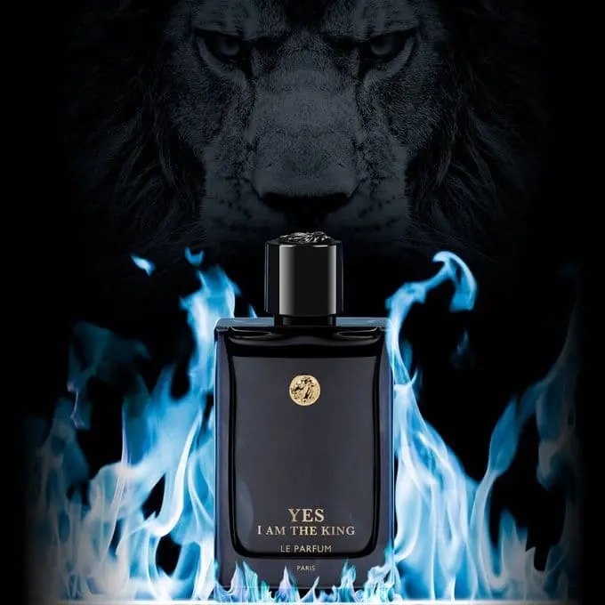 Flacon de parfum noir "Yes I Am The King" entouré de flammes bleues, avec une image de lion en arrière-plan.