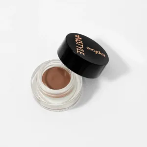 Le Gel sourcils Topface Instyle avec sa texture soyeuse permet d’étoffer les sourcils et de combler les zones clairsemées tout en apportant de la densité aux poils fins.