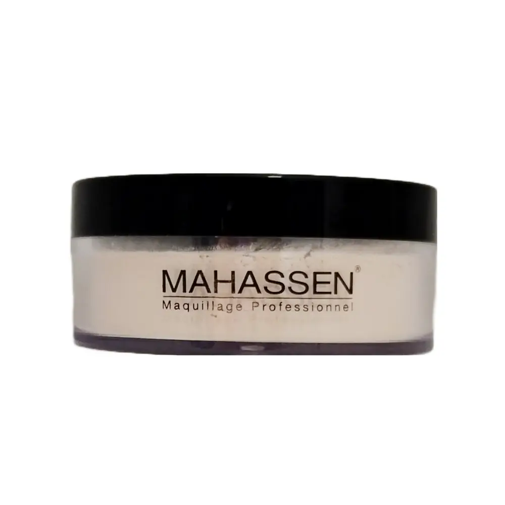 Poudre libre Mahassen dans un pot transparent avec un couvercle noir, étiquette indiquant "Mahassen Maquillage Professionnel".