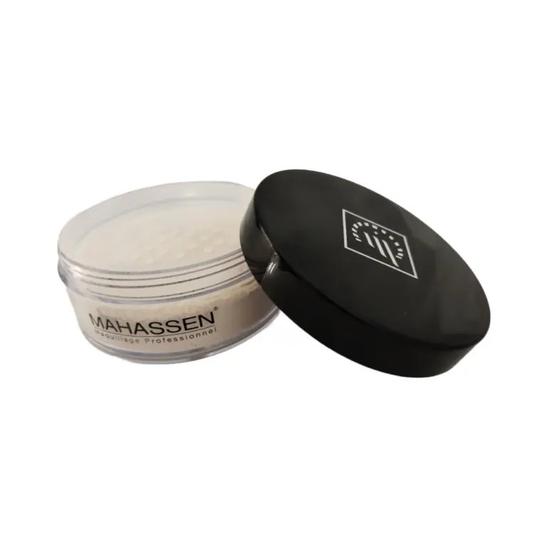 Poudre libre MAHASSEN Maquillage Professionnel avec couvercle noir ouvert, révélant une poudre fine et légère.
