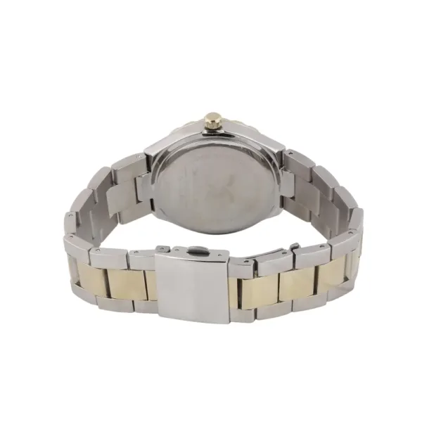 Vue arrière d’une montre-bracelet argentée avec fermoir déployant, finition lisse et sans marques distinctives.