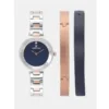 Montre femme Daniel Klein avec bracelets interchangeables en or rose et bleu marine.