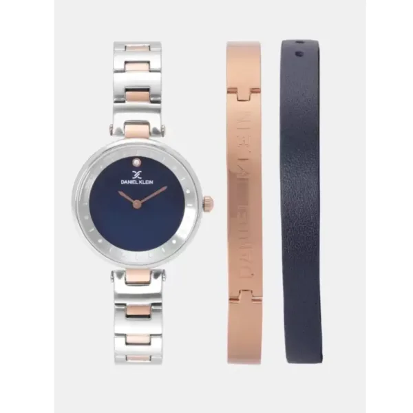 Montre femme Daniel Klein avec bracelets interchangeables en or rose et bleu marine.