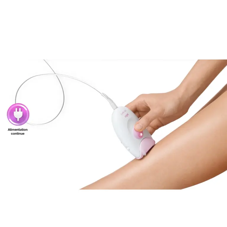 Une main utilise un épilateur électrique sur une jambe. L'épilateur est branché, comme indiqué par l'icône d'alimentation continue.