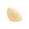 Éponge maquillage Mahassen Beauty Blender beige en forme de goutte, texture ultra-douce pour un teint naturel et sans défaut.
