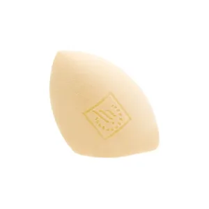 Éponge maquillage Mahassen Beauty Blender beige en forme de goutte, texture ultra-douce pour un teint naturel et sans défaut.
