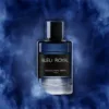 Flacon de parfum Bleu Royal sur fond fumé bleu, évoquant sophistication et exclusivité.