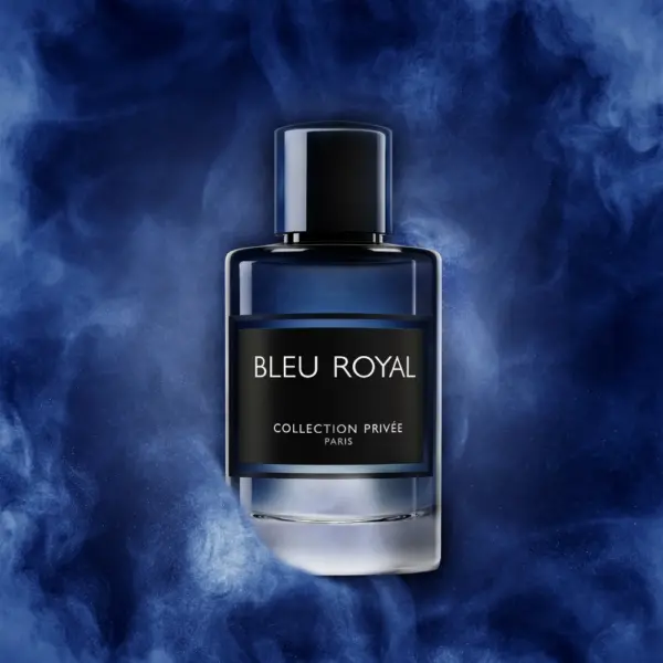 Flacon de parfum Bleu Royal sur fond fumé bleu, évoquant sophistication et exclusivité.