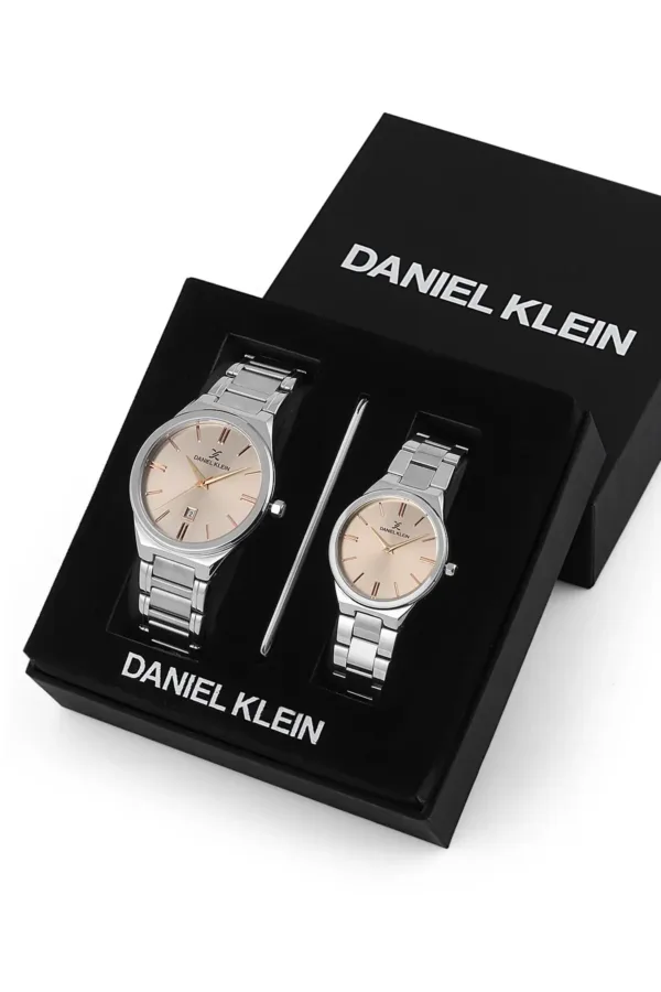 Coffret Daniel Klein DK.1.13317-2 avec deux montres élégantes pour couple, cadran or rose et bracelet argenté, présentées dans une boîte noire.