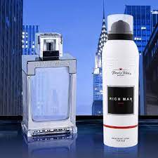 Flacon de parfum et déodorant “Rich Man” devant des gratte-ciels, évoquant luxe et sophistication urbaine.