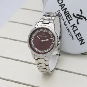 Montre élégante Daniel Klein pour femme avec cadran violet et bracelet argenté.