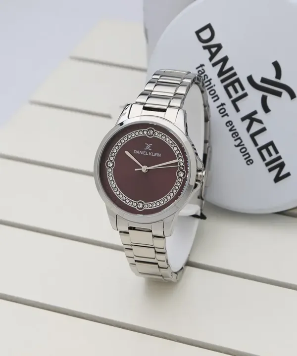 Montre élégante Daniel Klein pour femme avec cadran violet et bracelet argenté.