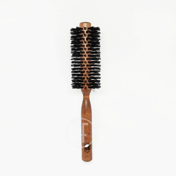 Guenzani 240 est une brosse de brushing professionnelle fabriquée en Italie avec une manche en bois de qualité et des poils renforcés.