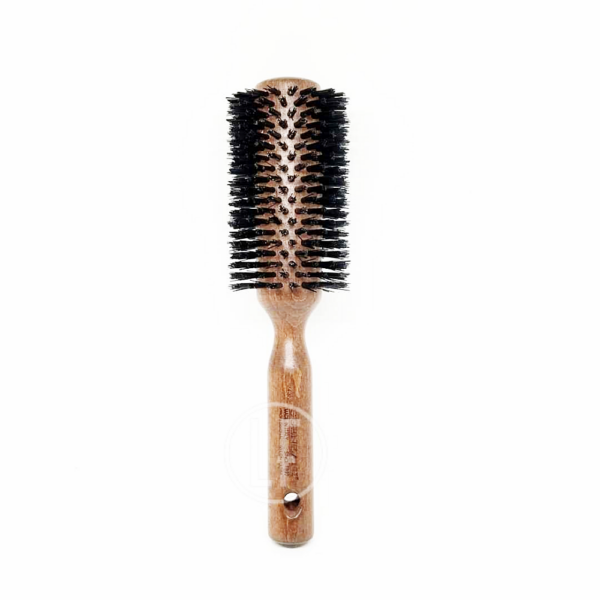 Guenzani 243 est une brosse professionnelle de brushing fabriquée en Italie avec un manche en bois de qualité et des poils renforcés.