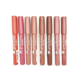 Huit crayons à lèvres Lella Kiss & Smile alignés, chacun avec une teinte différente allant du rose au brun.