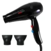 : Sèche-cheveux Megapower Pro 6000 noir avec deux embouts concentrateurs, boutons de contrôle rouge et bleu sur la poignée.