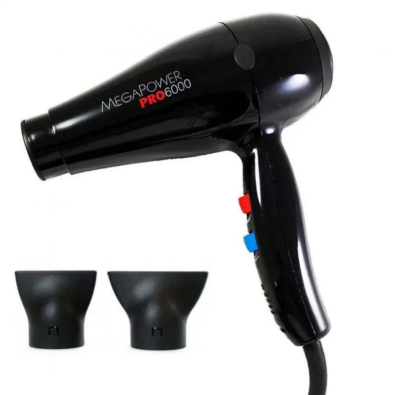 : Sèche-cheveux Megapower Pro 6000 noir avec deux embouts concentrateurs, boutons de contrôle rouge et bleu sur la poignée.
