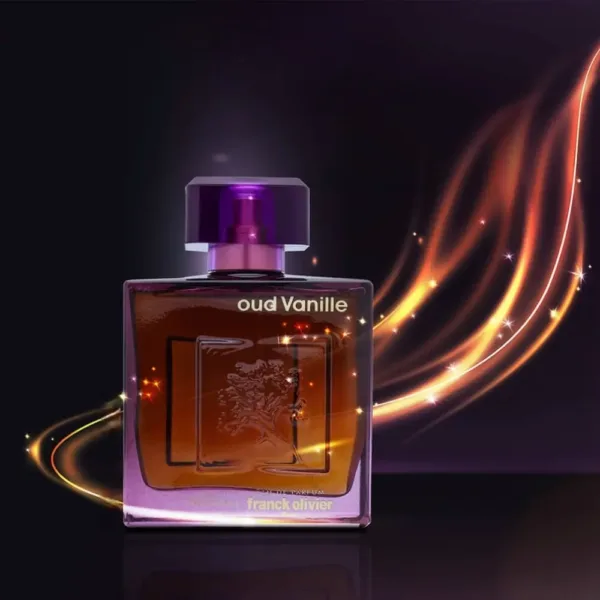 Flacon de parfum oud Vanille de Franck Olivier sur fond sombre avec volutes lumineuses dorées.