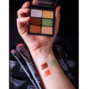 Palette Contouring Pro Mahassen avec 6 teintes correctrices pour illuminer, définir et structurer les traits du visage.