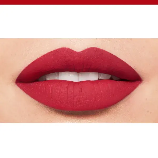 Gros plan de lèvres maquillées avec un rouge à lèvres rouge mat, montrant une texture lisse et une couleur intense.