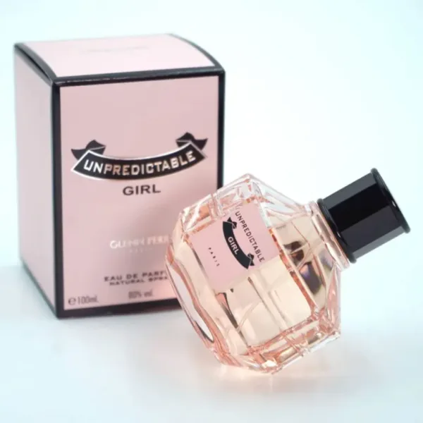 Flacon de parfum “UNPREDICTABLE GIRL” avec boîte rose.