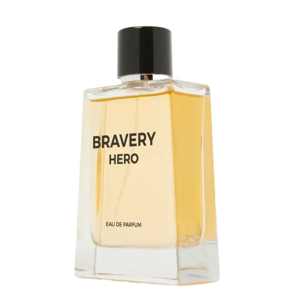 Flacon de parfum transparent avec inscription “BRAVERY HERO EAU DE PARFUM” et liquide ambré.