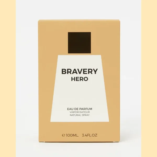 Emballage de parfum doré avec étiquette blanche et texte ‘BRAVERY HERO EAU DE PARFUM’.