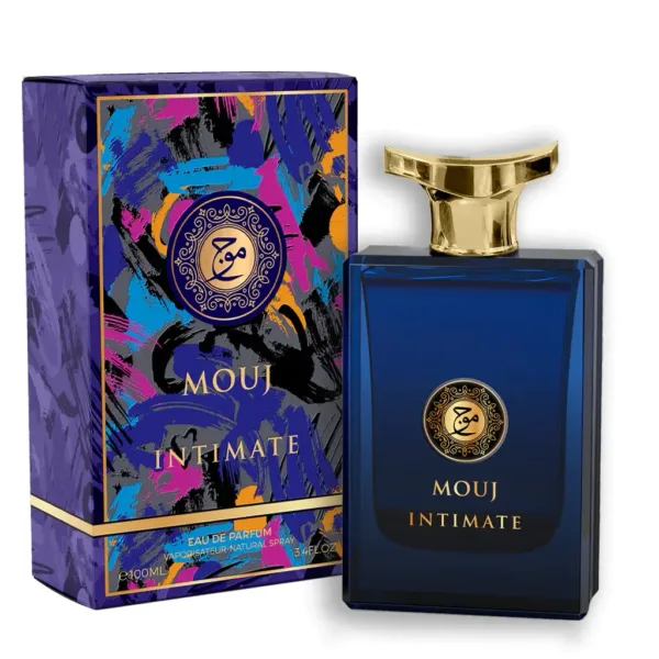 Parfum Mouj Intimate pour femme avec flacon bleu et bouchon doré à côté de son emballage violet et or.