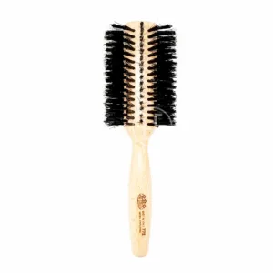 Tre Stelle 772 est une brosse pour brushing professionnelle fabriquée en Italie. Elle a les poils en nylon renforcés et le manche en bois massif.