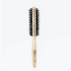 Tre stelle 773 est une brosse pour brushing professionnelle fabriquée en Italie. Poils en nylon renforcés, manche en bois massif. Diamètre 43 mm.
