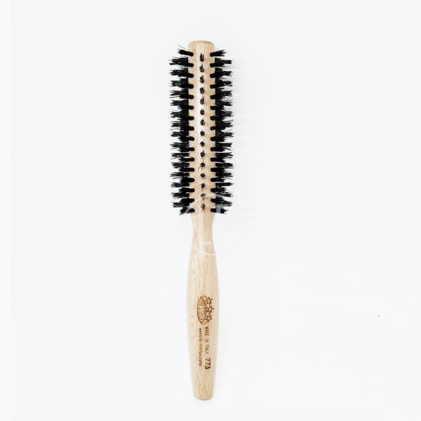 Tre stelle 773 est une brosse pour brushing professionnelle fabriquée en Italie. Poils en nylon renforcés, manche en bois massif. Diamètre 43 mm.