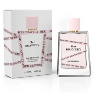 Flacon de parfum ‘Her Bravery’ pour femme à côté de son emballage blanc orné du nom du produit.