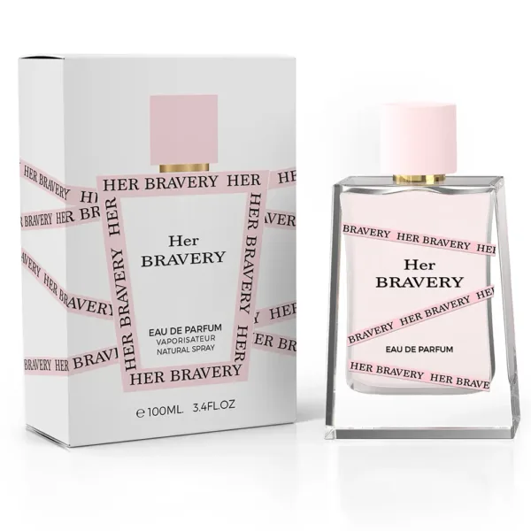 Flacon de parfum ‘Her Bravery’ pour femme à côté de son emballage blanc orné du nom du produit.