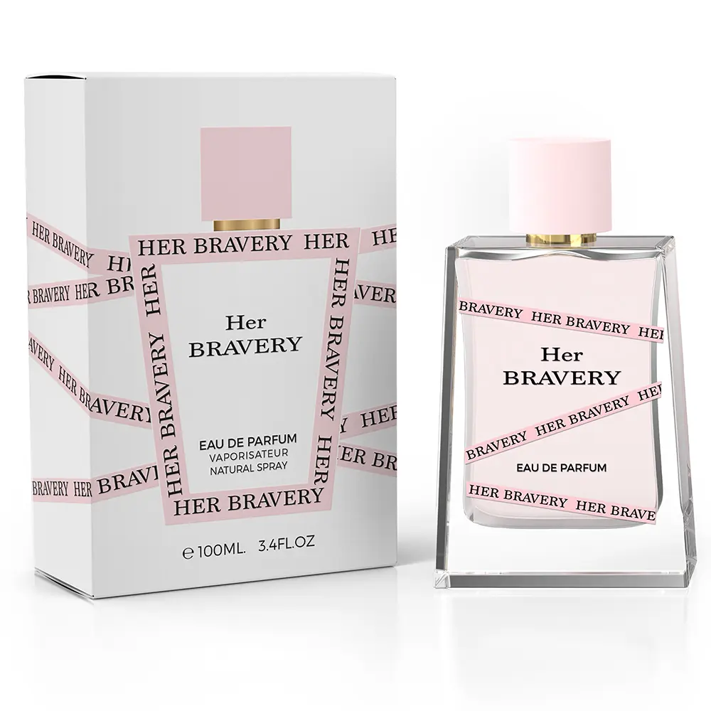 Flacon de parfum ‘Her Bravery’ pour femme à côté de son emballage blanc orné du nom du produit.