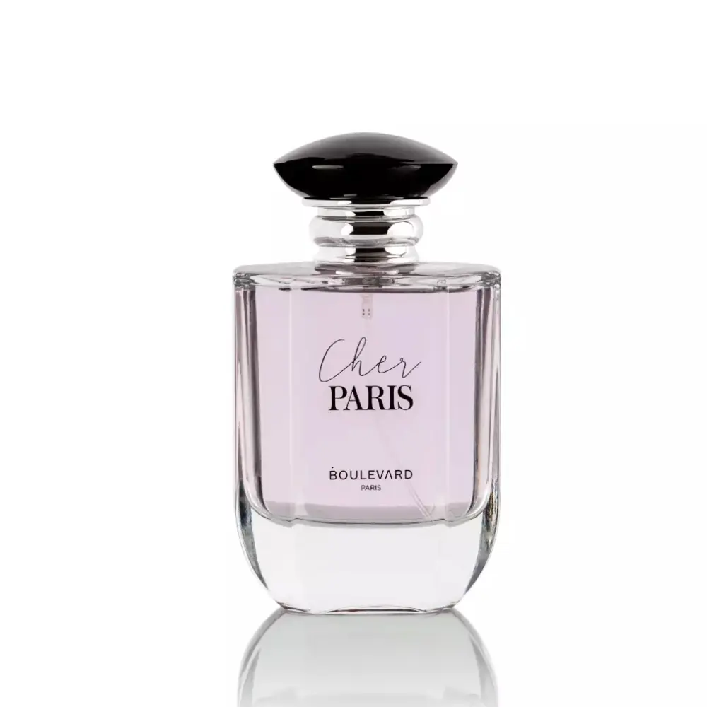 Flacon de parfum transparent avec étiquette “Cher Paris BOULEVARD” et bouchon noir.