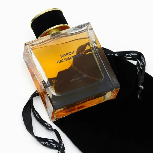 Flacon de parfum Baron Haussmann avec ruban noir.