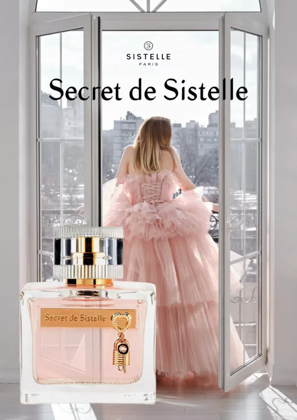 Parfum Secret de Sistelle devant fenêtre ouverte avec vue sur la ville et personne en robe rose, flacon avec clé dorée.