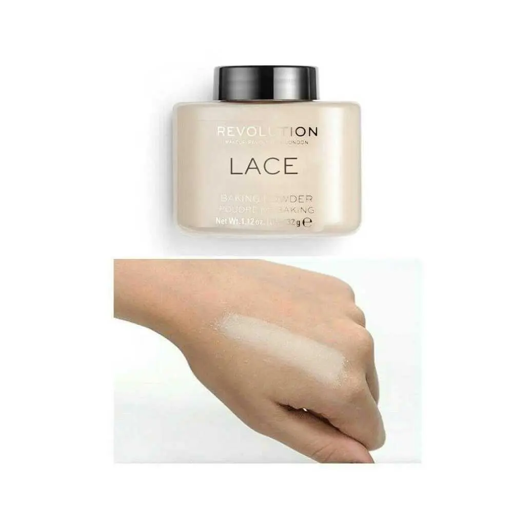 Poudre libre Revolution Lace avec un échantillon appliqué sur la main, montrant la texture et la couleur du produit.