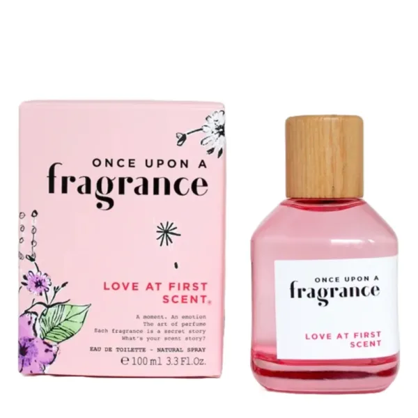 Parfum rose ‘Love at First Scent’ avec flacon et boîte décorés de fleurs, évoquant une histoire d’amour parfumée.