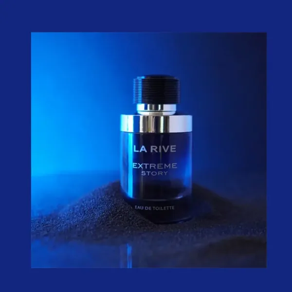 Flacon de parfum “LA RIVE EXTREME STORY” sur fond bleu.