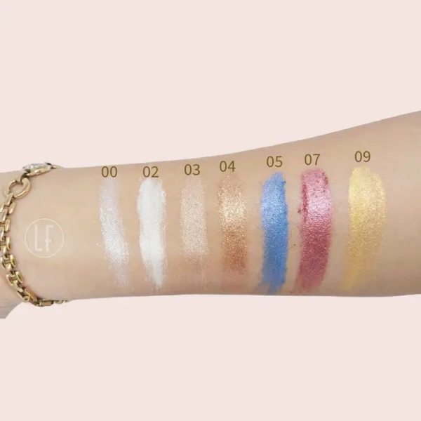 Palette de fards à paupières aux teintes variées; pigmentation intense sur la peau pour un maquillage éclatant.