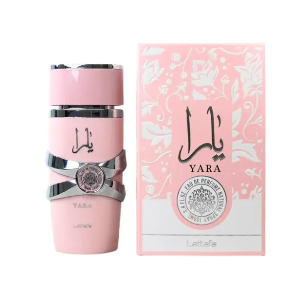 Flacon de parfum YARA rose et argent avec emballage assorti.