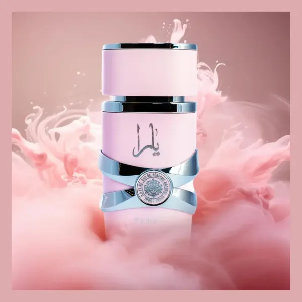 Deux pots de cosmétique rose et argent empilés dans des nuages roses.