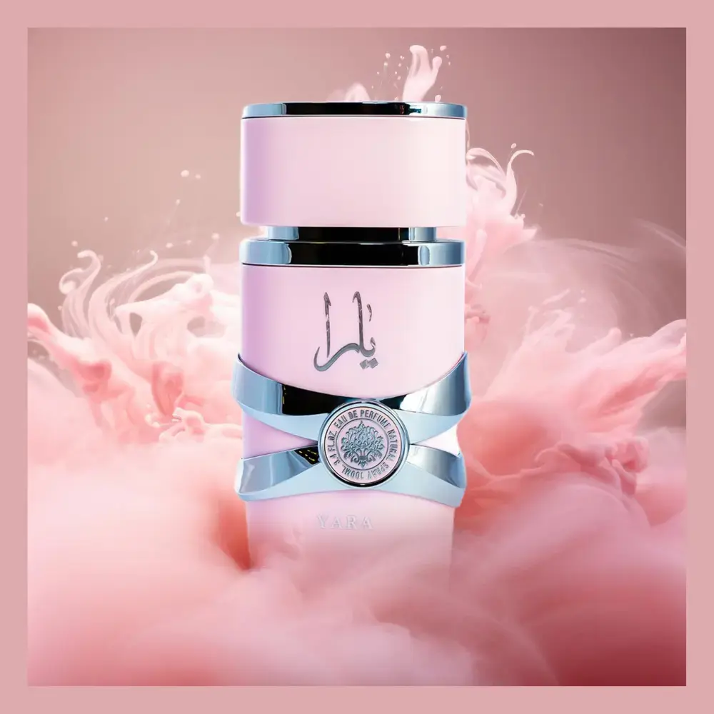 Deux pots de cosmétique rose et argent empilés dans des nuages roses.