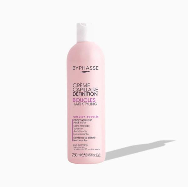 La Crème rebouclante Byphasse 250 ml renforce et redéfinit les boucles. Sa formule à l’Aloé Vera et à la provitamine B nourrit vos boucles en profondeur et prévient les frisottis.