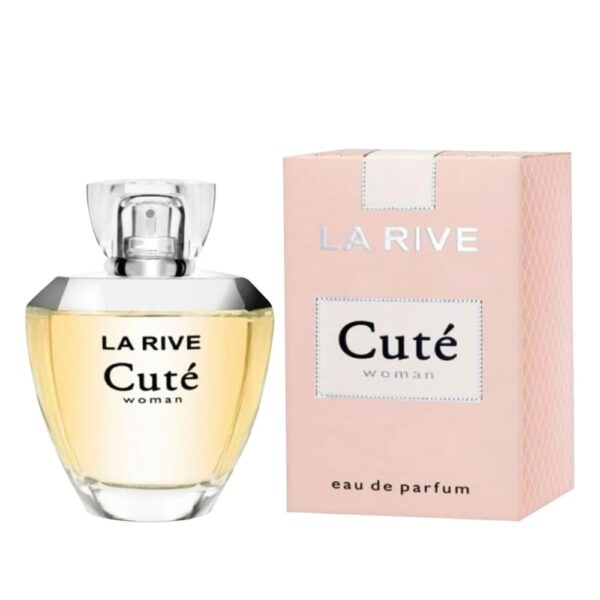 Flacon de parfum transparent avec un capuchon argenté portant l’étiquette “La Rive Cuté woman”, à côté de sa boîte d’emballage rose avec l’inscription “Cuté woman eau de parfum”