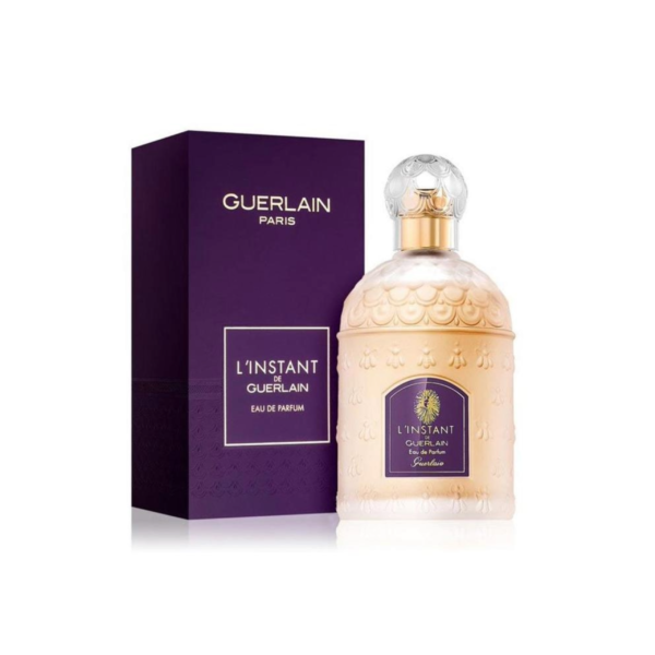 “Un flacon de L’Instant de Guerlain Eau de Parfum pour femmes avec son emballage violet.”