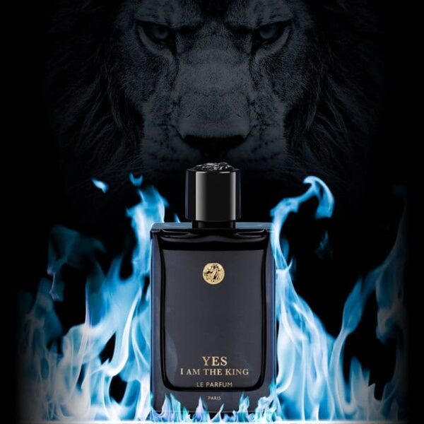 Image d’un flacon de parfum noir intitulé “YES I AM THE KING” sur un fond sombre avec une image d’un lion et des flammes bleues autour du flacon.